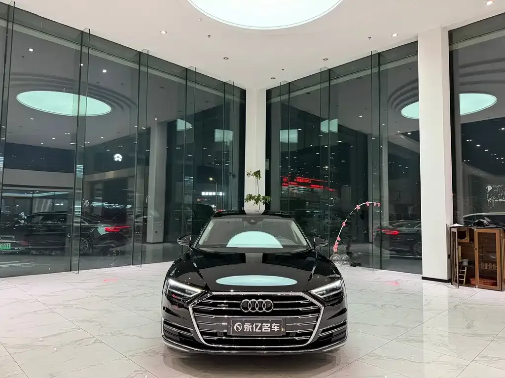 Audi A8 — фото 1