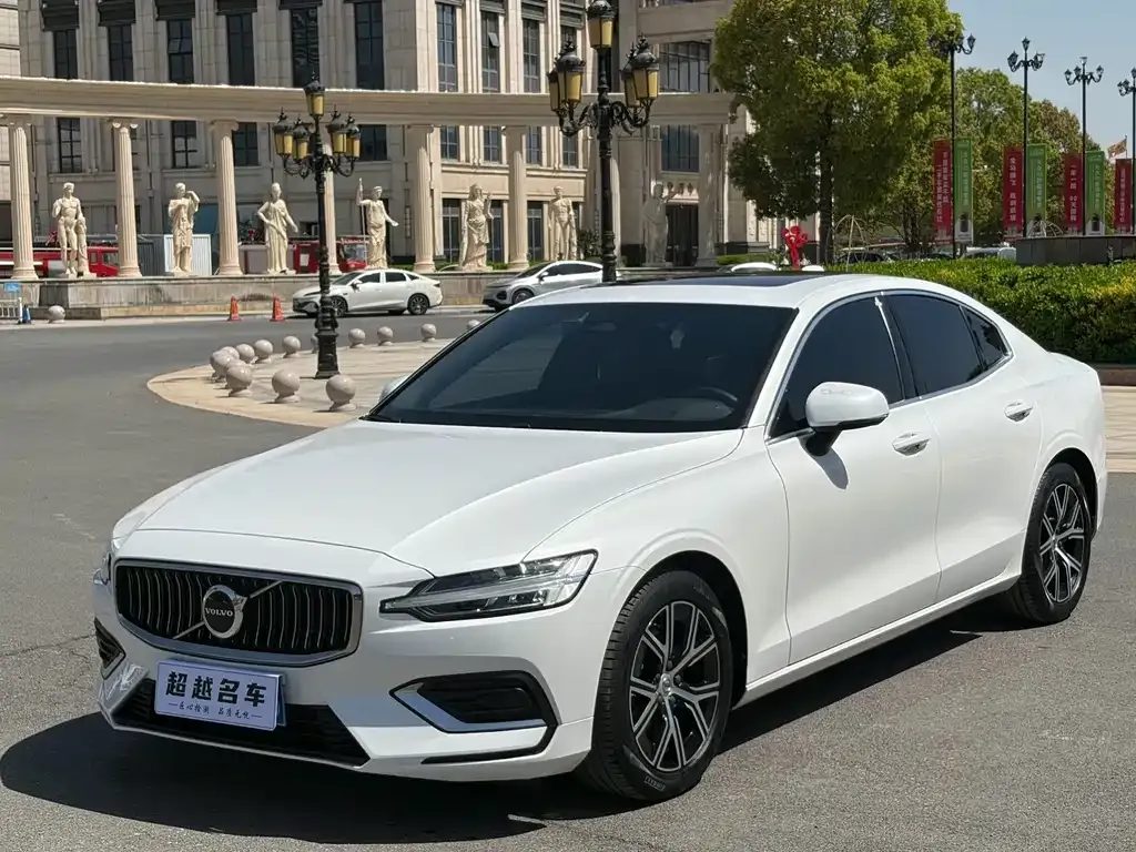 Volvo S60 — фото 1