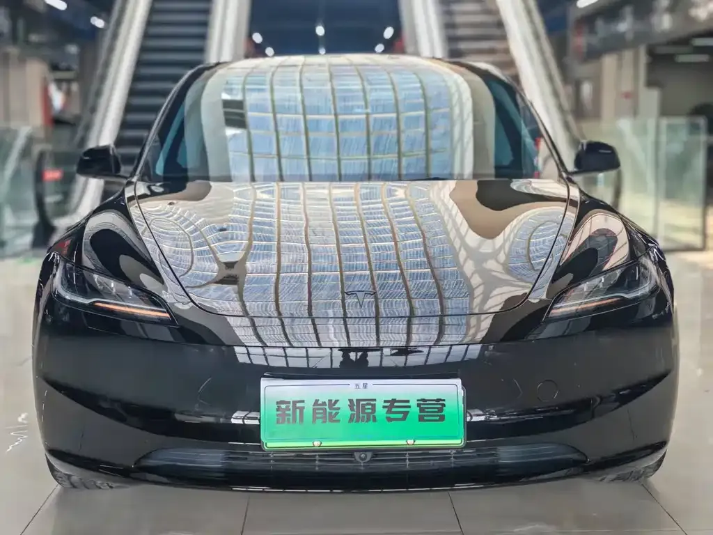 Tesla Model 3 — фото 1