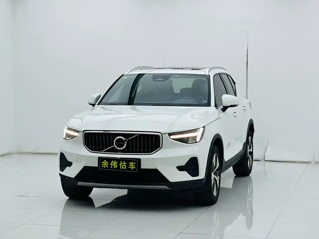 Volvo XC40 — фото 1