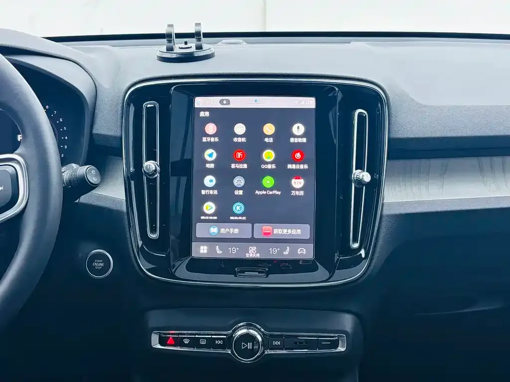 Volvo XC40 — фото 8