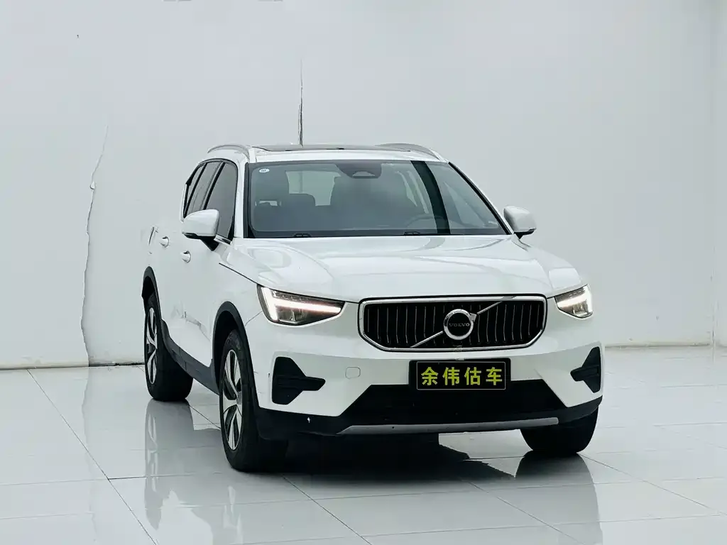 Volvo XC40 — фото 10