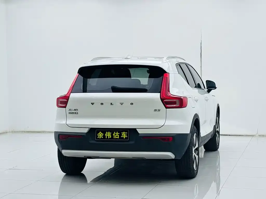 Volvo XC40 — фото 7