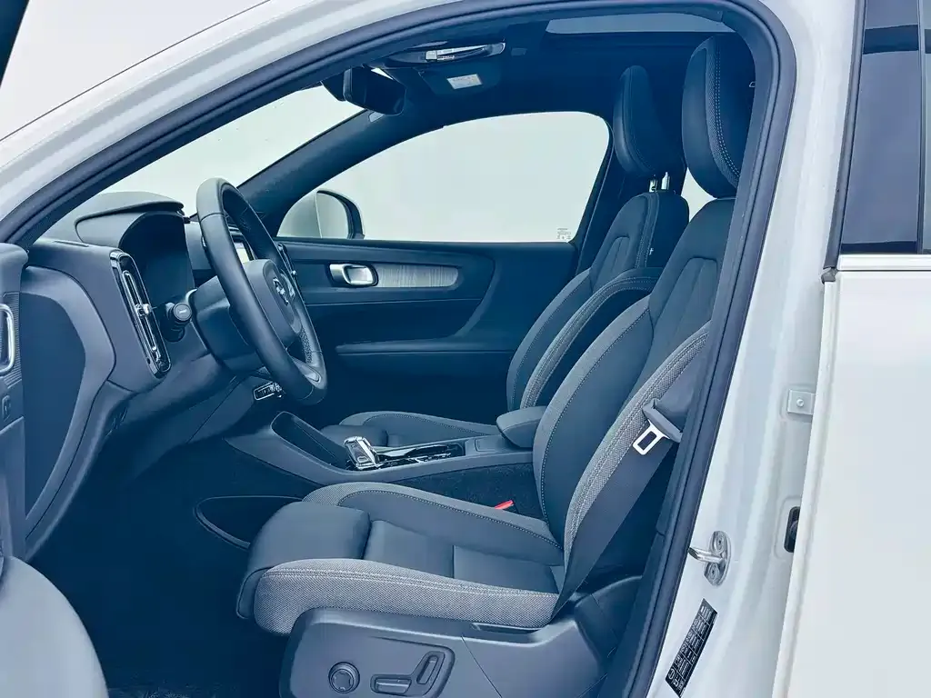Volvo XC40 — фото 9