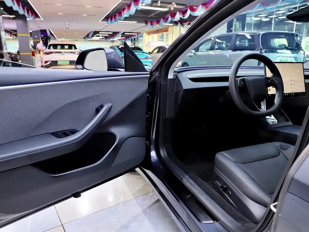 Tesla Model 3 — фото 9
