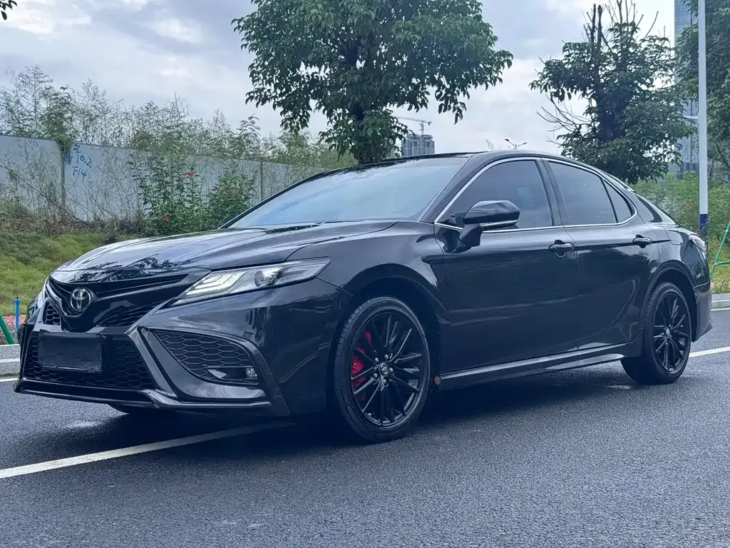 Toyota Camry — фото 1
