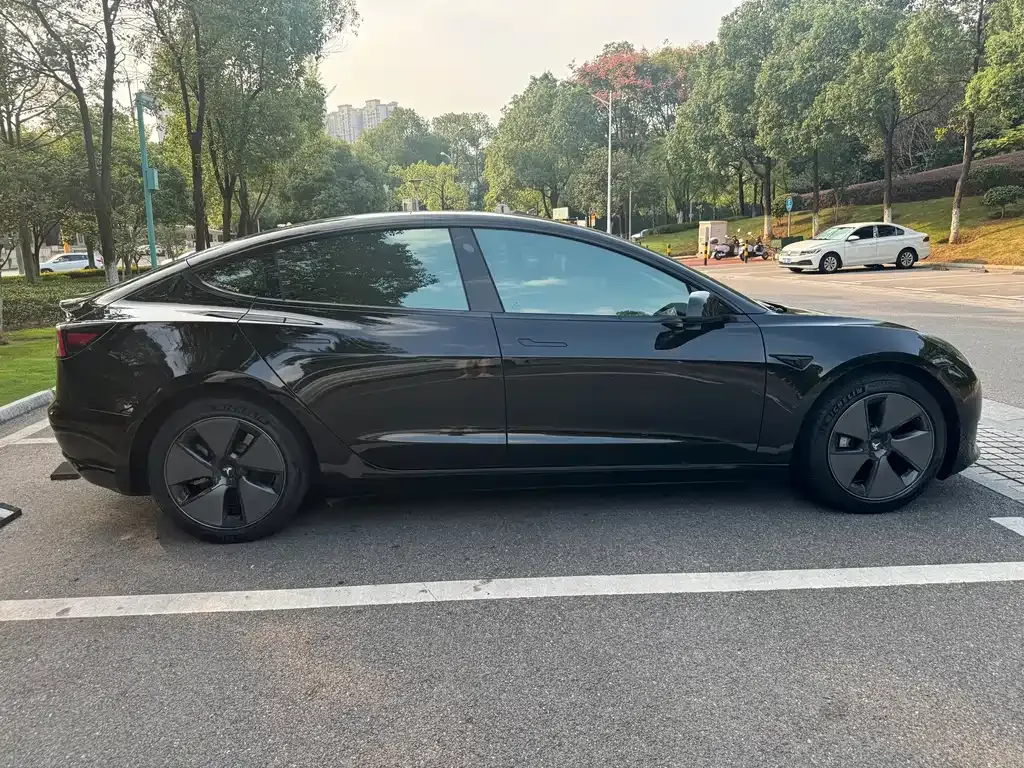 Tesla Model 3 — фото 9