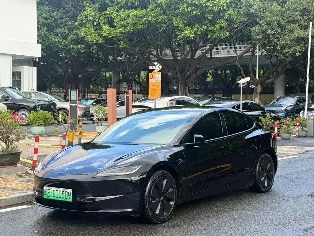 Tesla Model 3 — фото 1