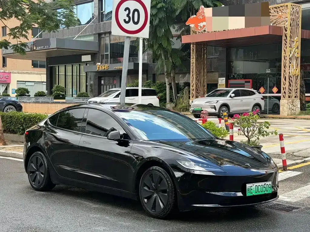 Tesla Model 3 — фото 9