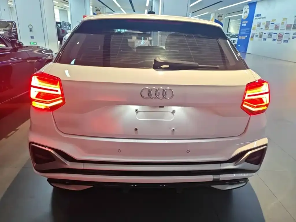 Audi Q2L — фото 5