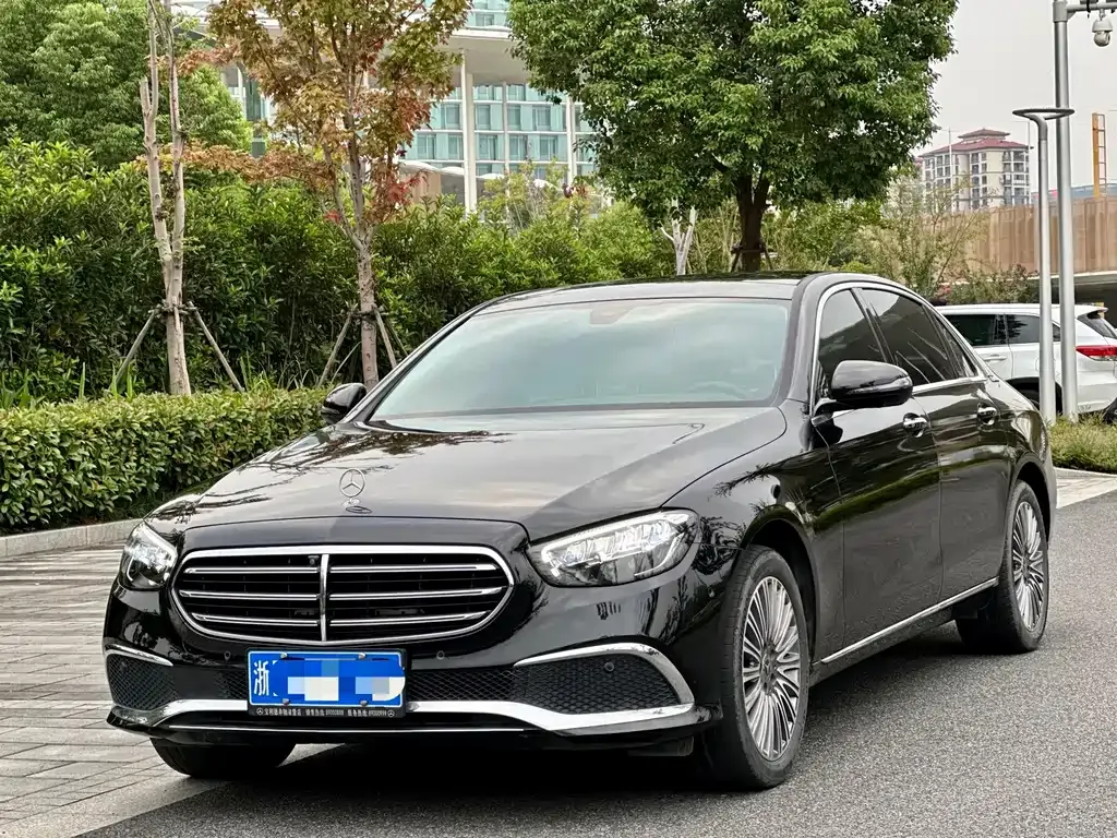 Mercedes-Benz E-Class — фото 1
