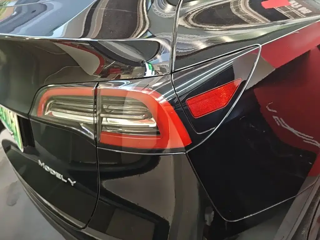 Tesla Model Y — фото 10