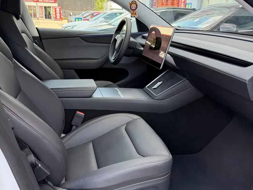 Tesla Model Y — фото 10