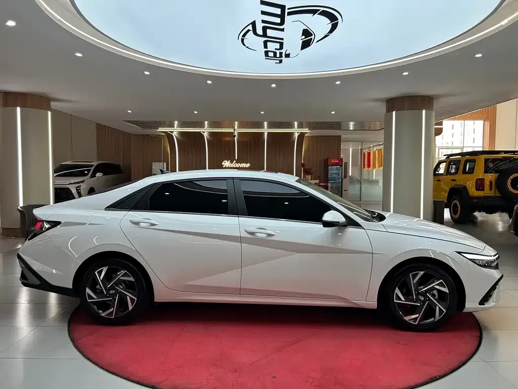 Hyundai Elantra — фото 7