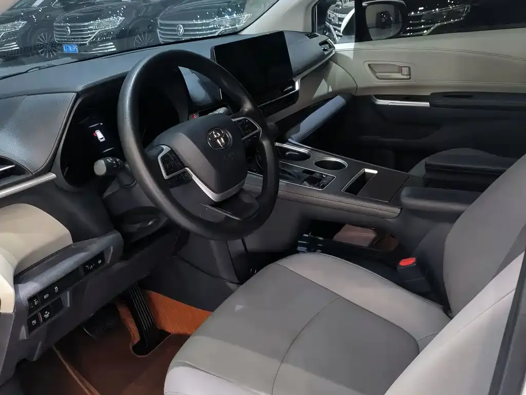 Toyota Granvia — фото 2