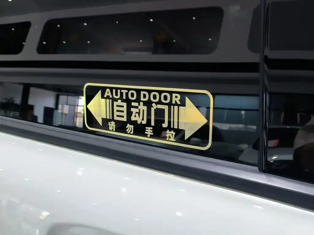 Toyota Granvia — фото 3