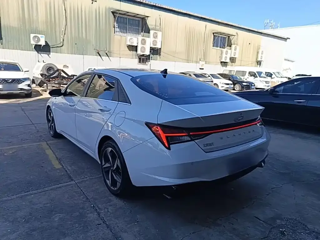 Hyundai Elantra — фото 10