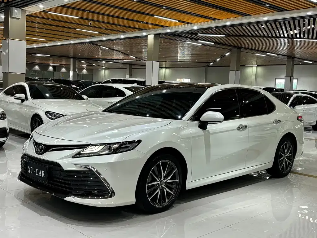 Toyota Camry — фото 1