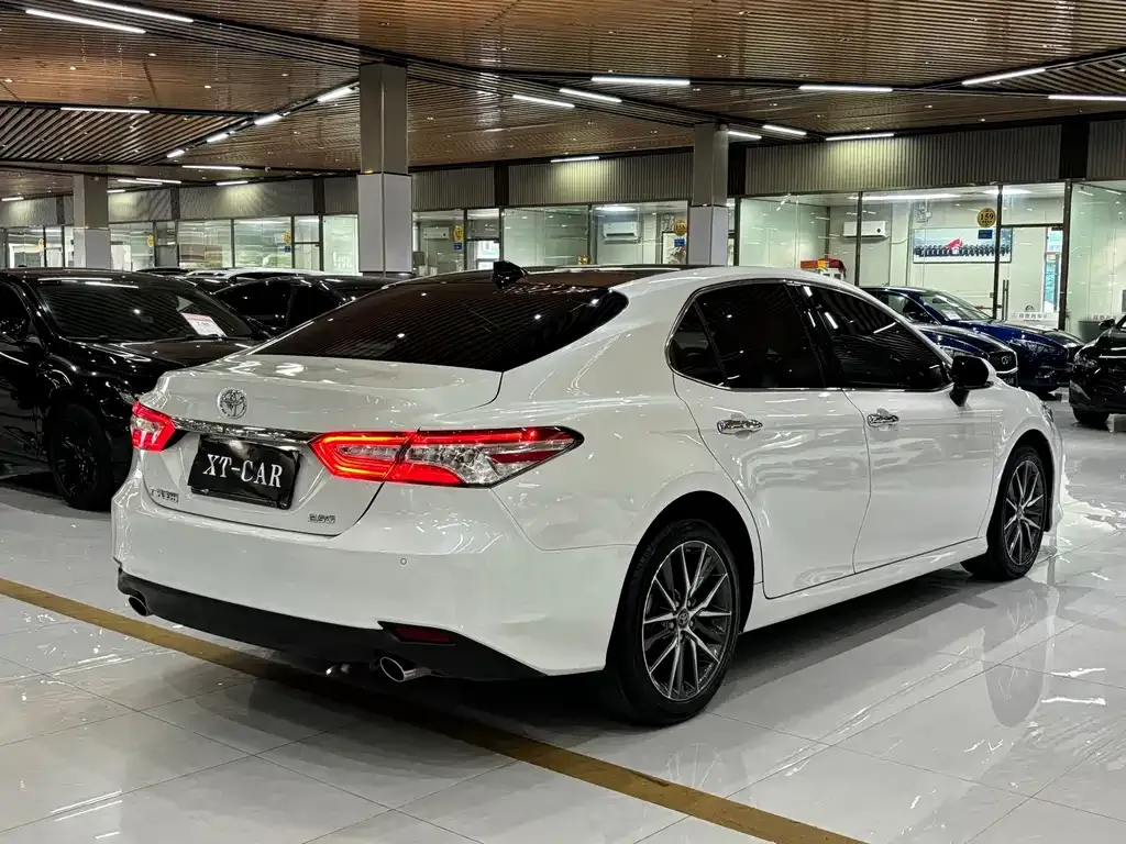 Toyota Camry — фото 8