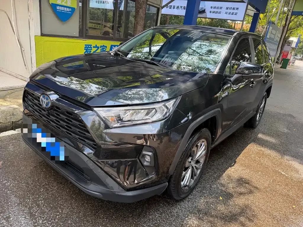 Toyota RAV4 — фото 1