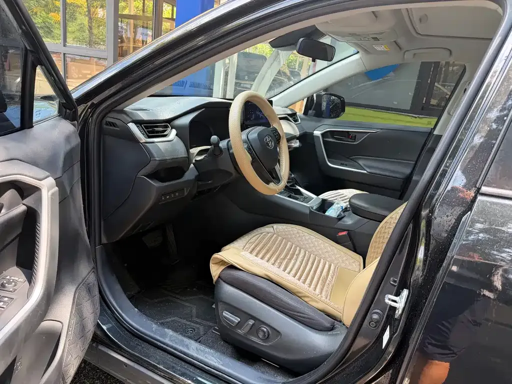 Toyota RAV4 — фото 2