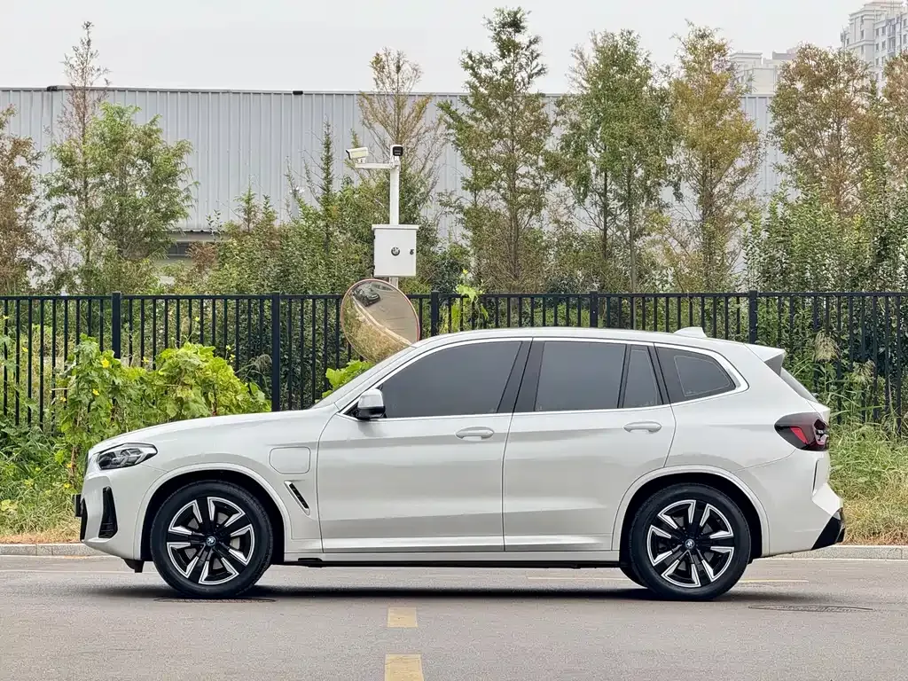 BMW iX3 — фото 9