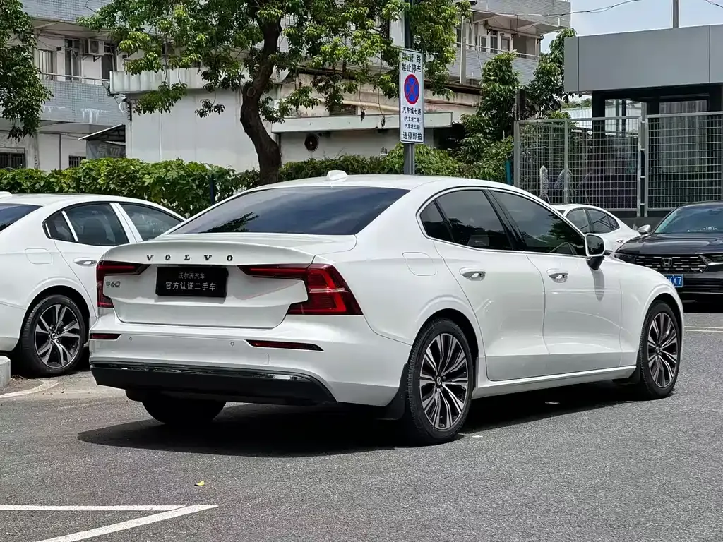 Volvo S60 — фото 10