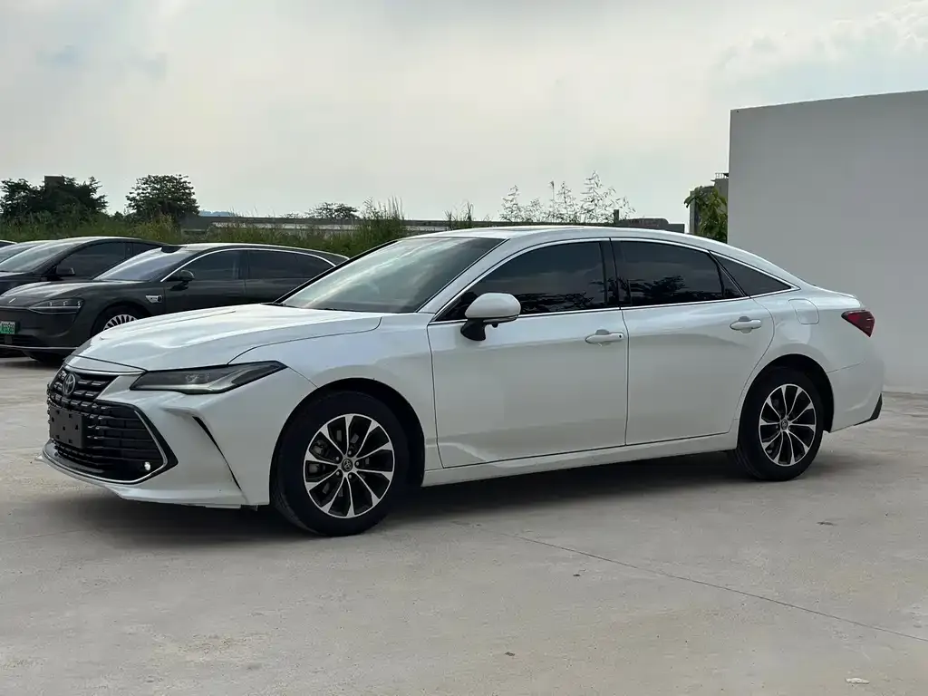 Toyota Avalon — фото 1