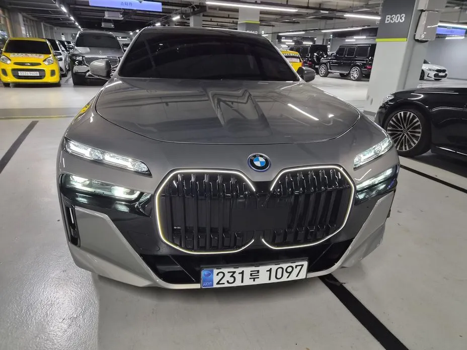 BMW 7-Series — фото 1