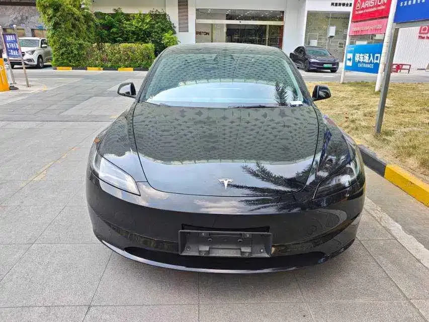 Tesla Model 3 — фото 1
