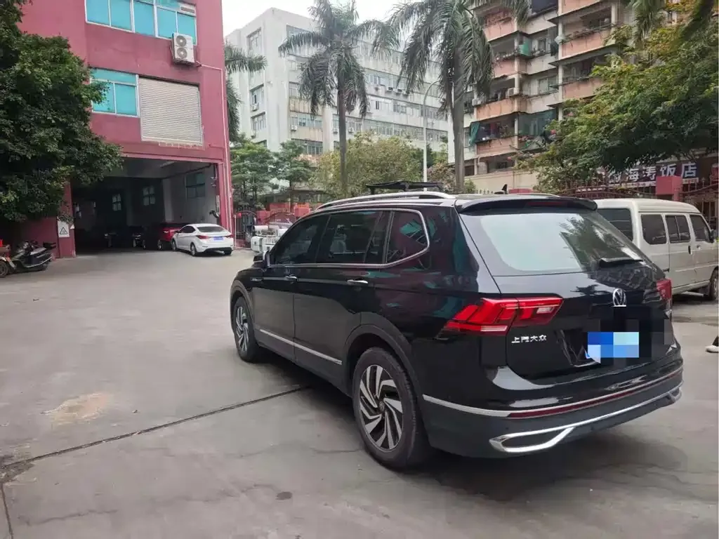 Volkswagen Tiguan L — фото 6