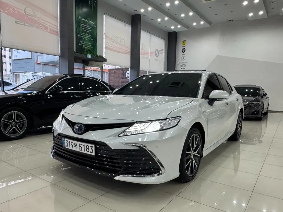 Toyota Camry — фото 1
