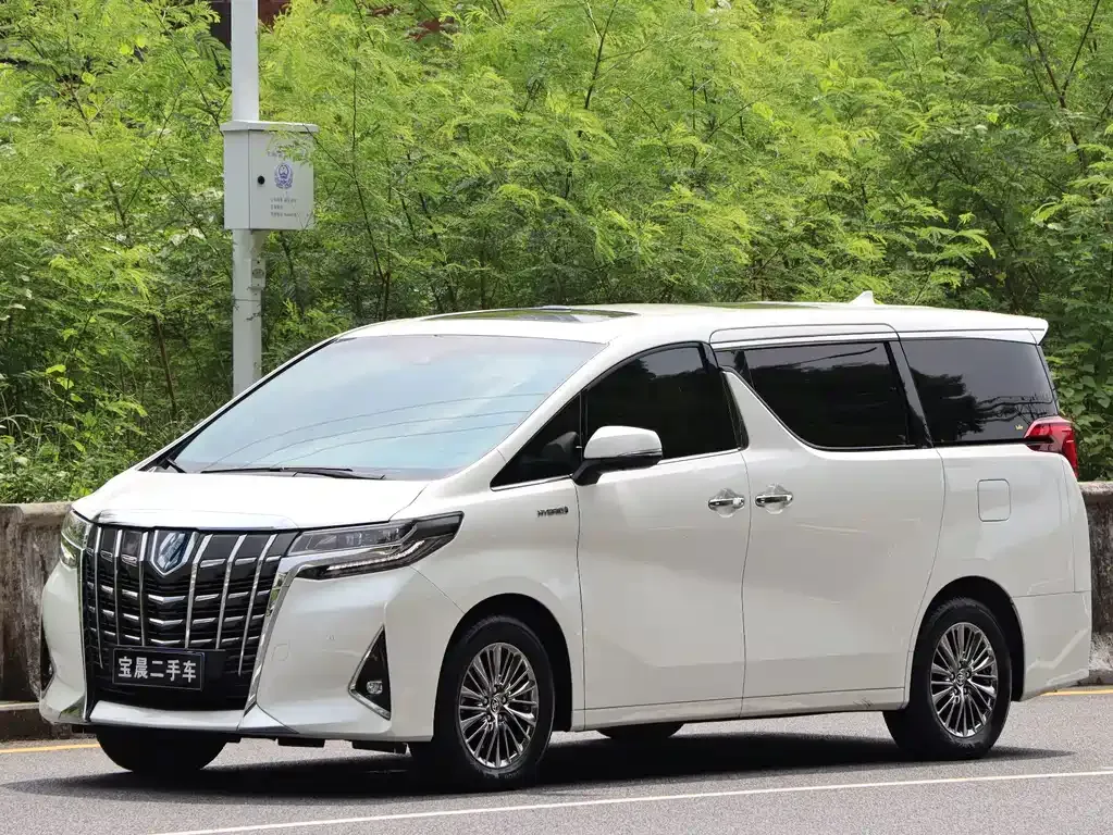 Toyota Alphard — фото 1