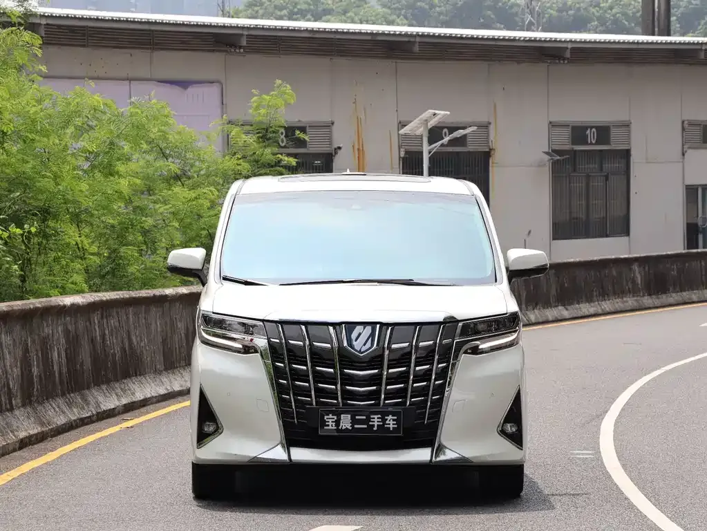 Toyota Alphard — фото 3