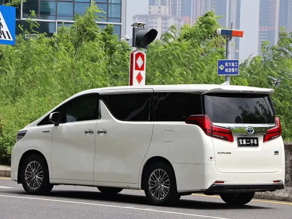 Toyota Alphard — фото 5