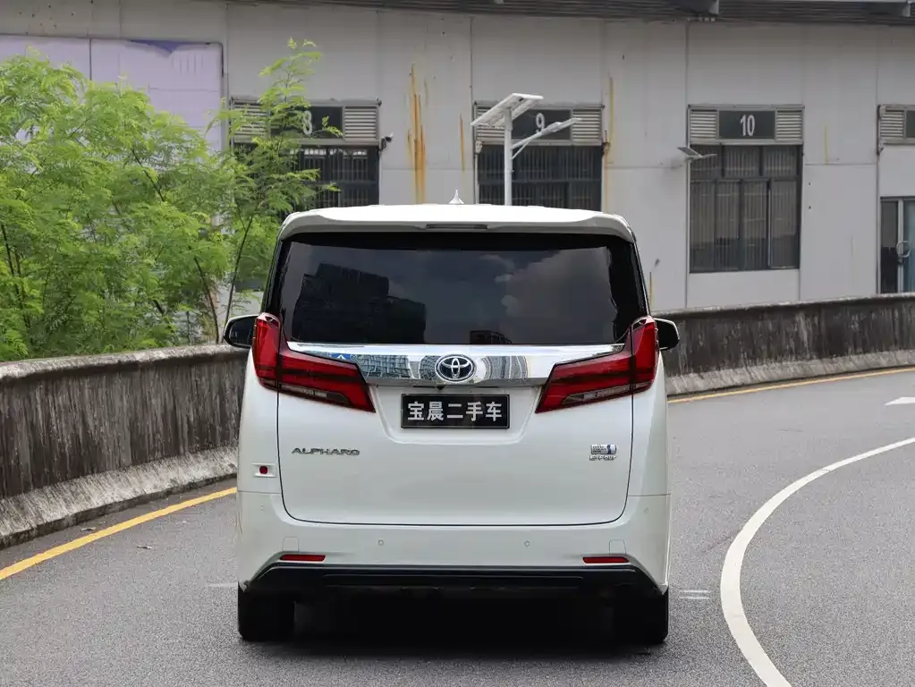 Toyota Alphard — фото 7