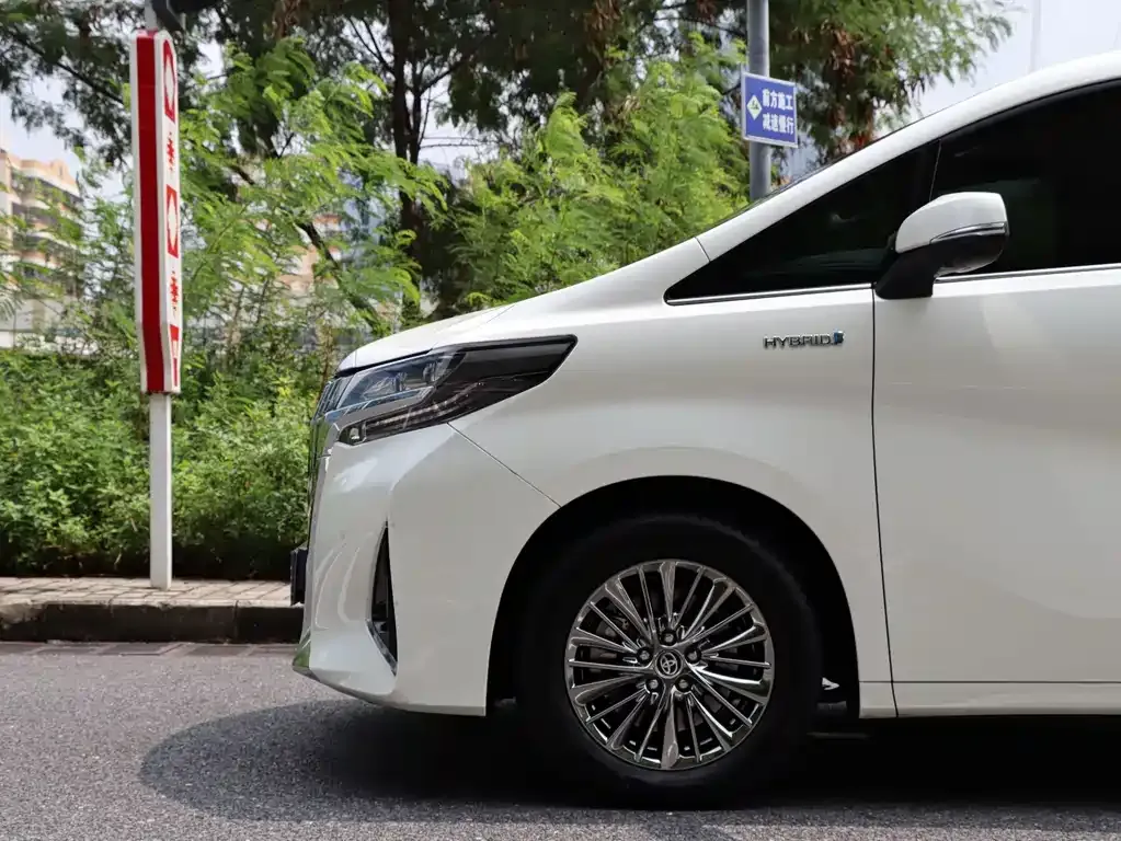 Toyota Alphard — фото 2