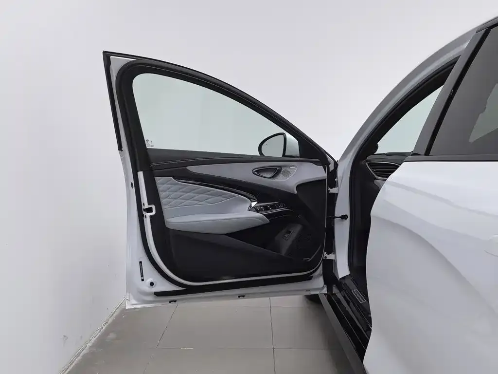 BYD Seal — фото 8