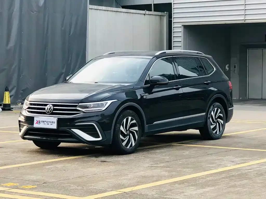 Volkswagen Tiguan L — фото 1