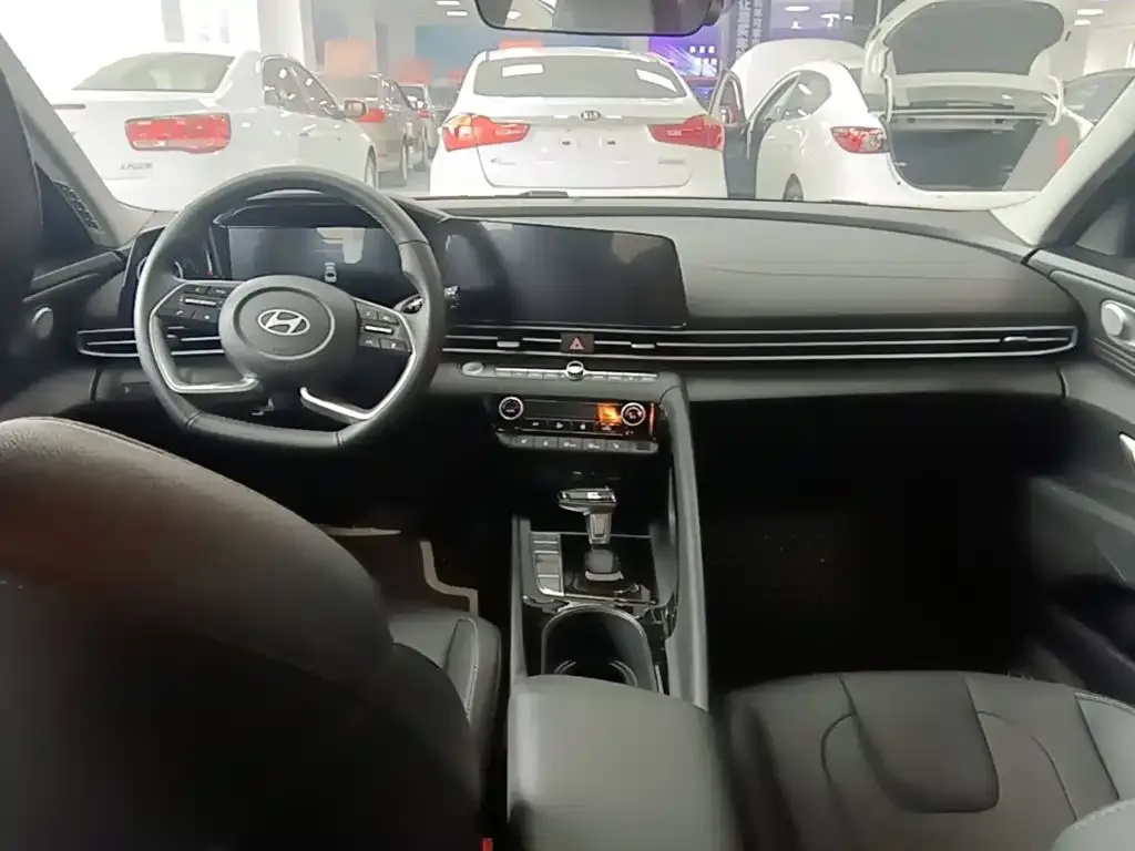Hyundai Elantra — фото 10