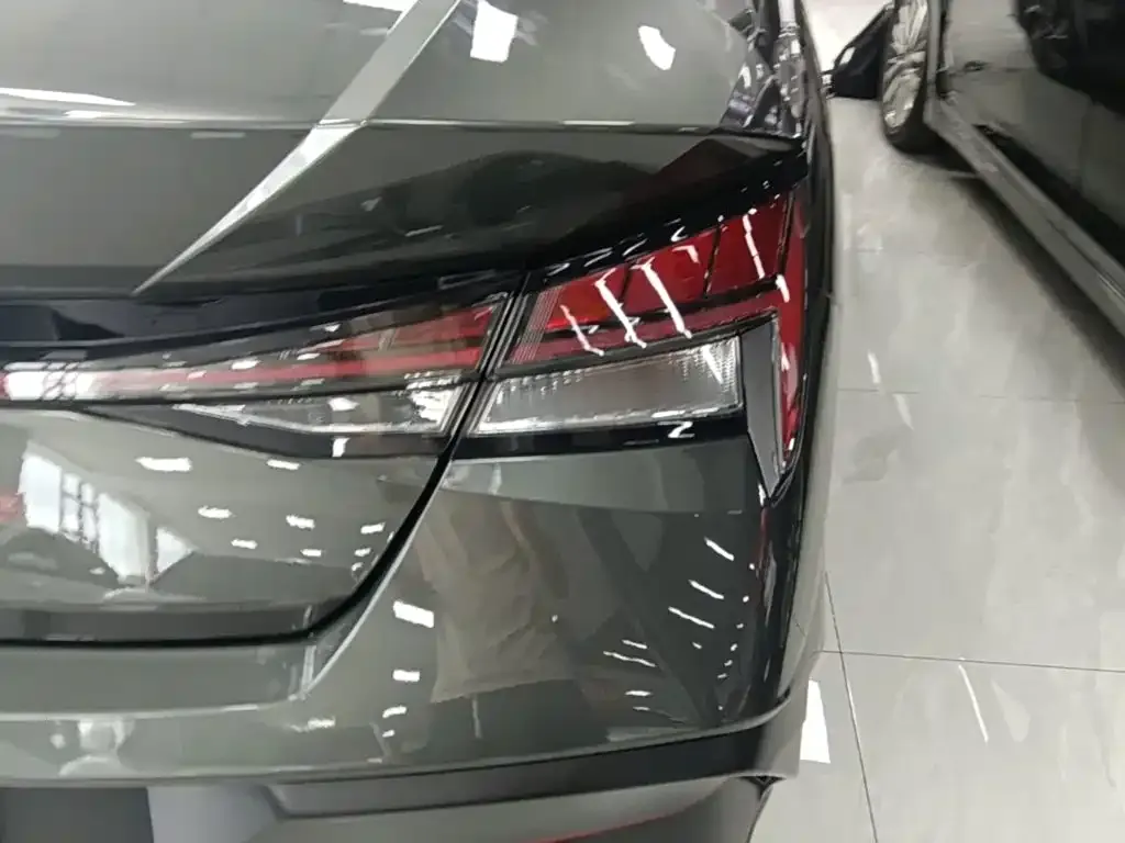 Hyundai Elantra — фото 2