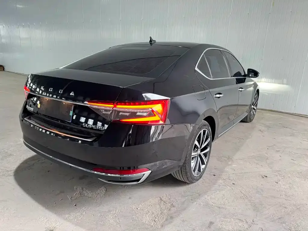 Skoda Superb — фото 10