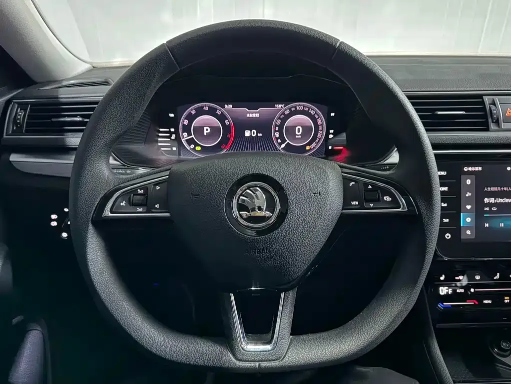 Skoda Superb — фото 7