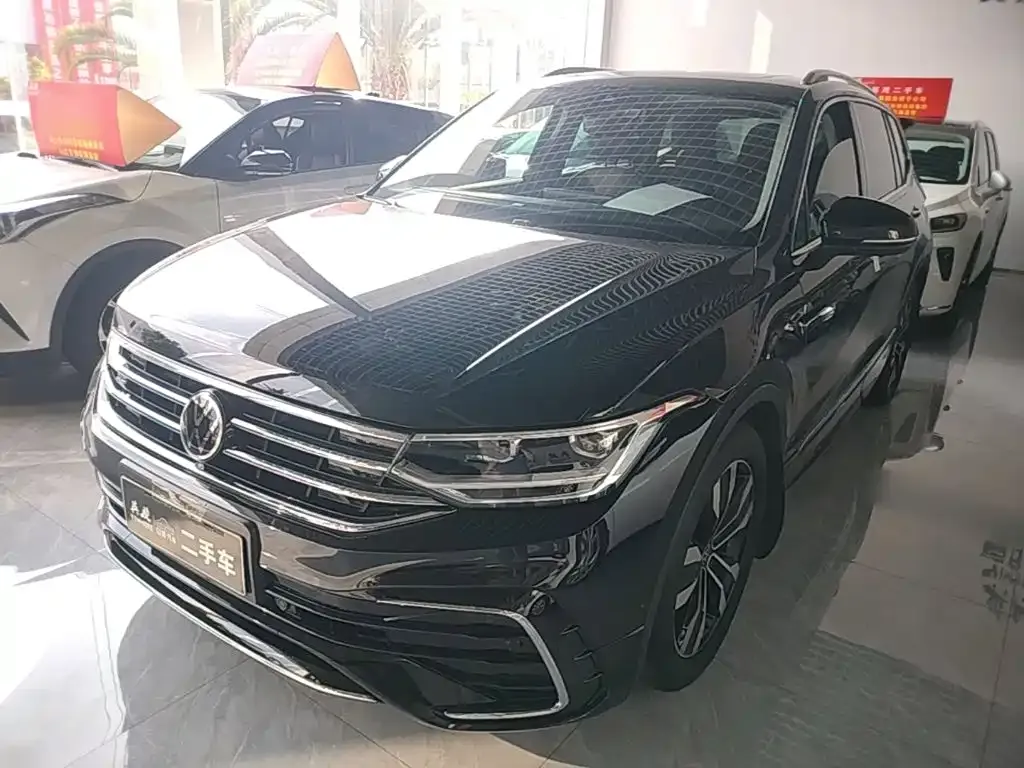Volkswagen Tiguan L — фото 1