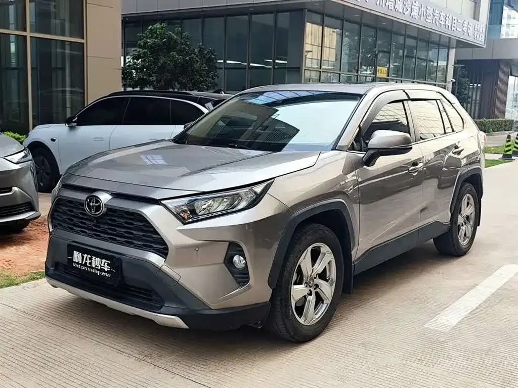 Toyota RAV4 — фото 1