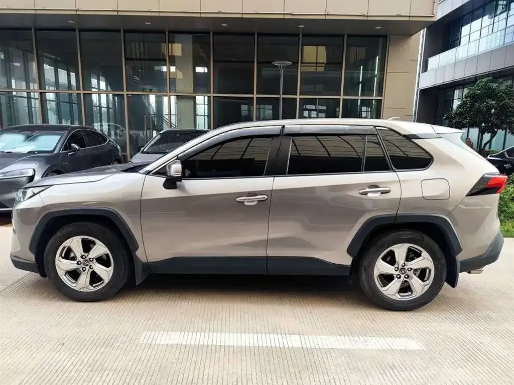 Toyota RAV4 — фото 5