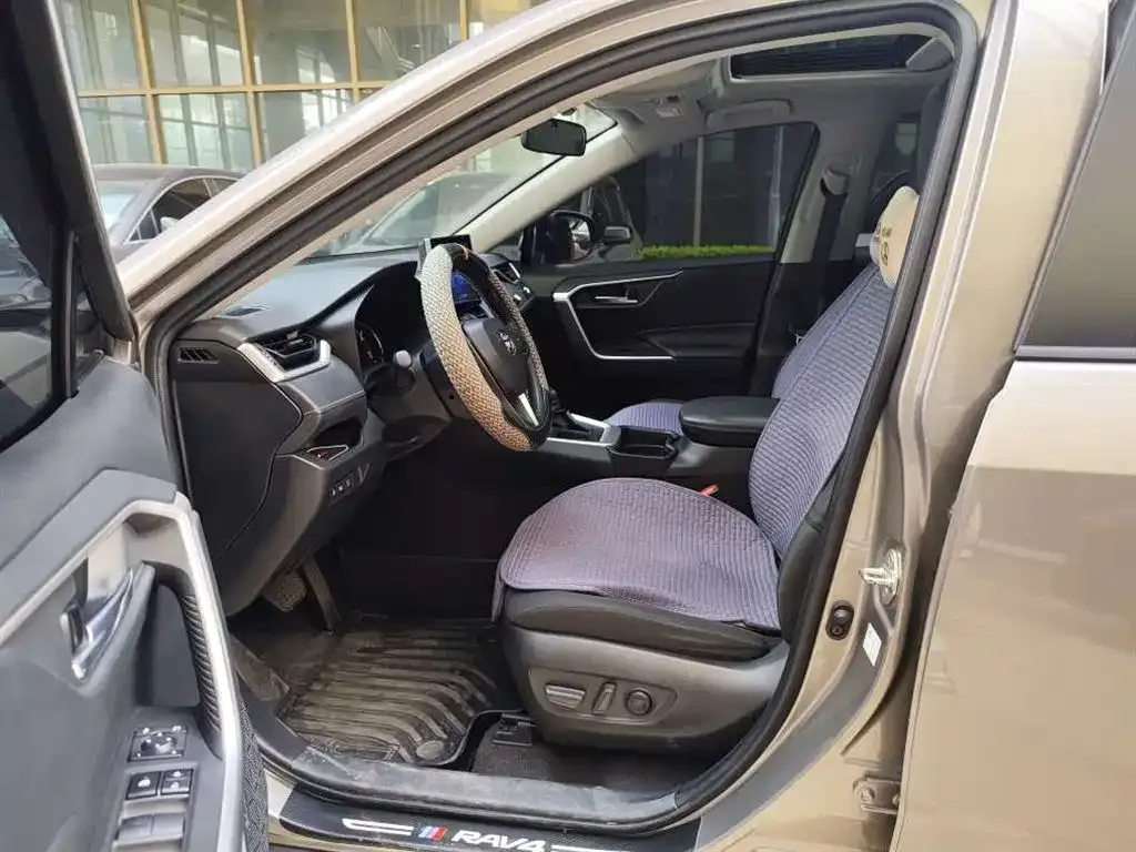 Toyota RAV4 — фото 7