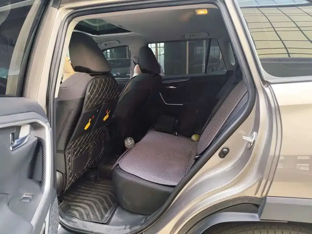 Toyota RAV4 — фото 2