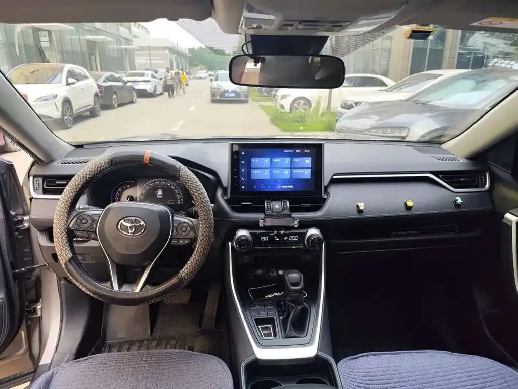 Toyota RAV4 — фото 8