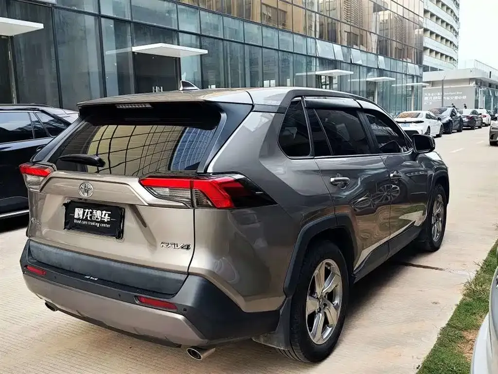 Toyota RAV4 — фото 9